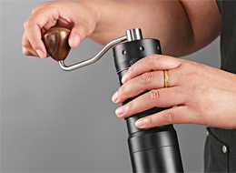 家用电器产品展示，白色塑料外壳，金属质感按钮，浅色背景，自然光照